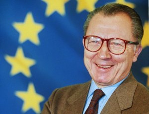 Das Archivbild vom 29. Oktober 1992 zeigt Jacques Delors. Der französische Sozialist wurde 1985 Präsident der EU-Kommission und belebte mit zahlreichen Initiativen den erlahmten europäischen Einigungsprozeß. Zum Ende seiner Amtszeit in Brüssel war er als Kandidat für das Amt des französischen Staatspräsidenten im Gespräch, erklärte aber 1995 seinen Verzicht. dpa (zum dpa-Themenpaket Euro vom 28.12.1998) COLOR